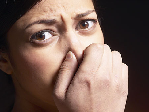 アナタの歯周病は臭い。歯周病が原因のニオイは腐敗臭を出している。