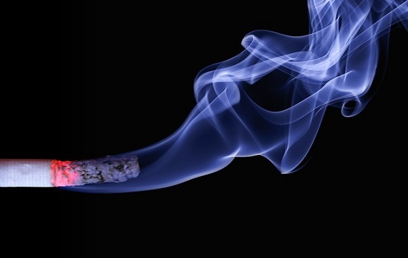 タバコは歯周病にも悪影響！禁煙することで歯周病になる危険性が約半分に！