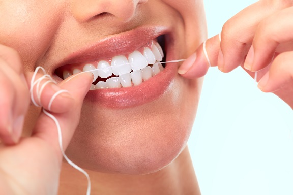デンタルフロスの効果は絶大！歯ブラシだけに比べ、約２倍の歯垢がとれる！