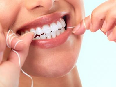 デンタルフロスの効果は絶大！歯ブラシだけに比べ、約２倍の歯垢がとれる！