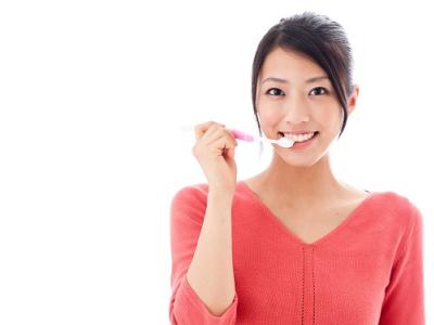 自宅でお手軽メンテナンス。インプラントの歯磨きを完璧にする4つの方法。