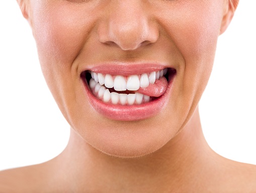 神経のない前歯の黒ずみが白くなり、ステキな笑顔を手に入れる方法。
