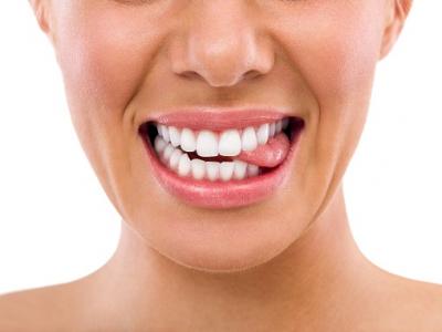 神経のない前歯の黒ずみが白くなり、ステキな笑顔を手に入れる方法。