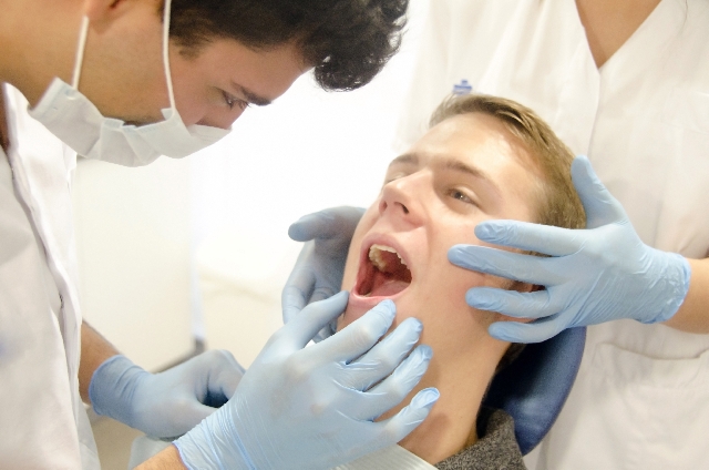 歯根端切除術ってどんな手術？手順と費用、痛みの有無まで完全網羅！