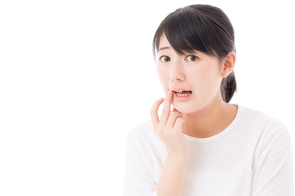 口内炎にも種類がある？口臭や帯熱もするカタル性口内炎とは。