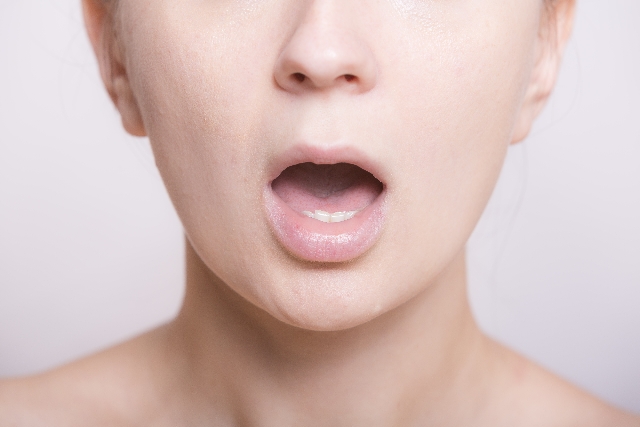 舌のしびれで考えられる10個の病気と、原因、対処法について