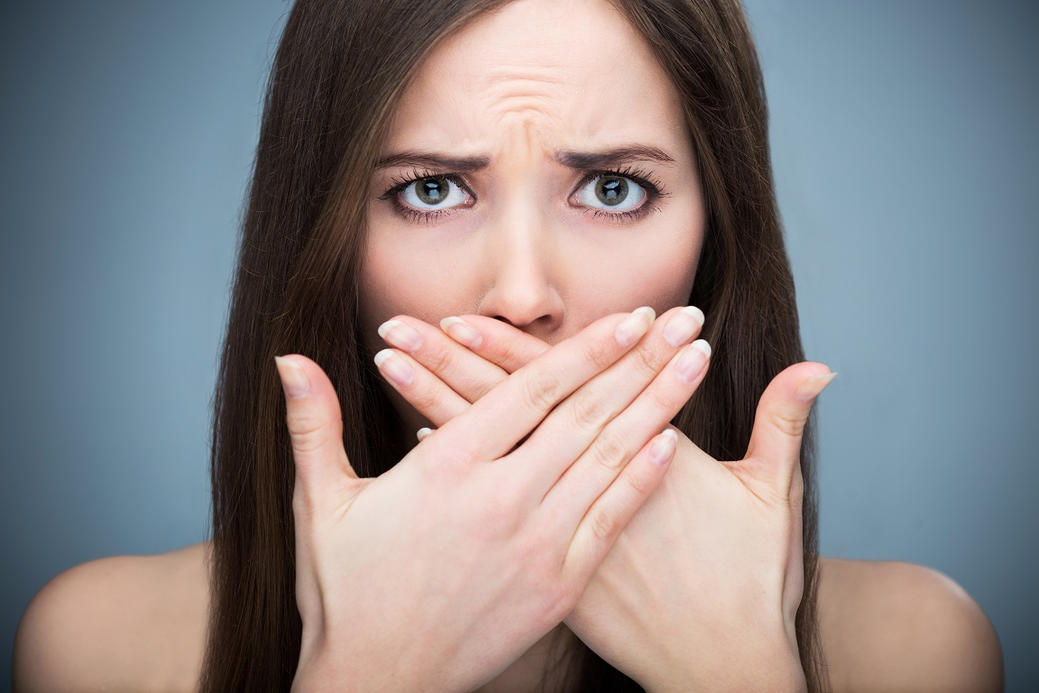奥歯が臭いときに考えられる８つの原因と、それぞれの対処法。