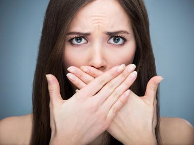 奥歯が臭いときに考えられる８つの原因と、それぞれの対処法。