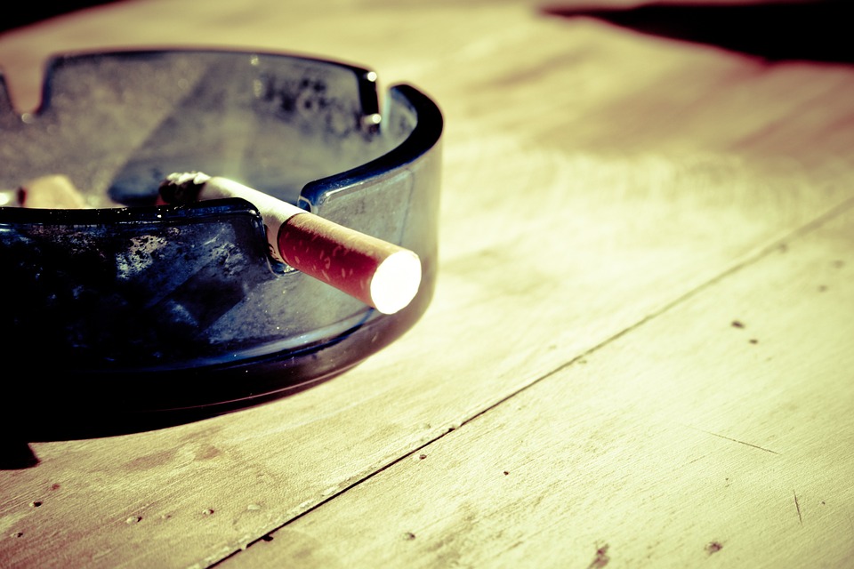 タバコを吸っている人の口の中が危ない！タバコと歯と口の怖い関係